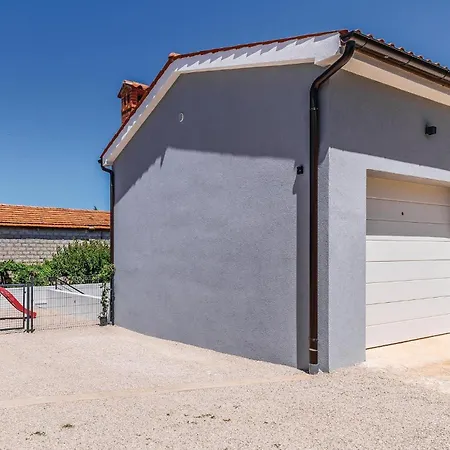 1 Bedroom Stunning In Διαμέρισμα