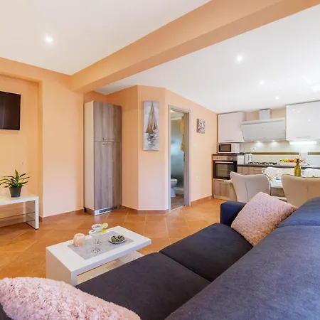 1 Bedroom Stunning In Apartment *