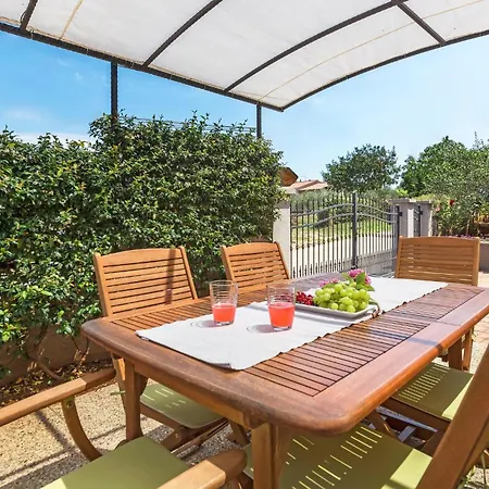 1 Bedroom Stunning In Apartment