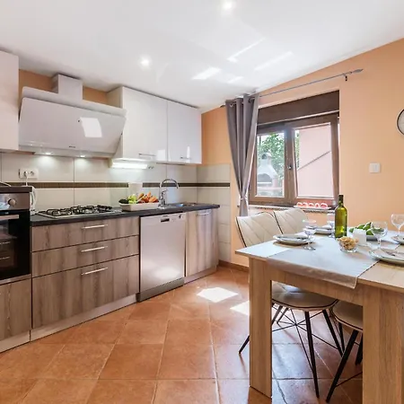 Apartment 1 Bedroom Stunning In Pula