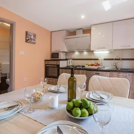 1 Bedroom Stunning In Apartment