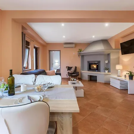 1 Bedroom Stunning In * Πούλα